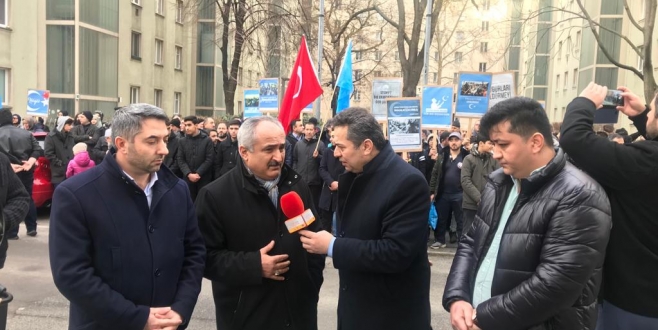 Viyana Çin  Konsolosluğu Önünde Doğu Türkistan Protestosu Yapıldı