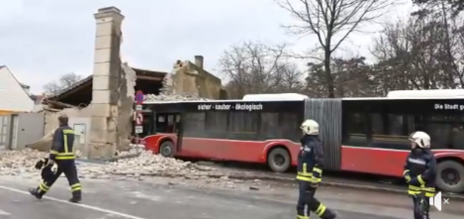 Avusturya Groß Enzersdorf’ta Otobüs Evin Duvarını Yıktı : 4 Yaralı Var
