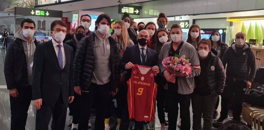 Avusturya Büyükelçisi Ceyhun, Galatasaray Kadın Basketbol Takımını Havalimanında Karşıladı