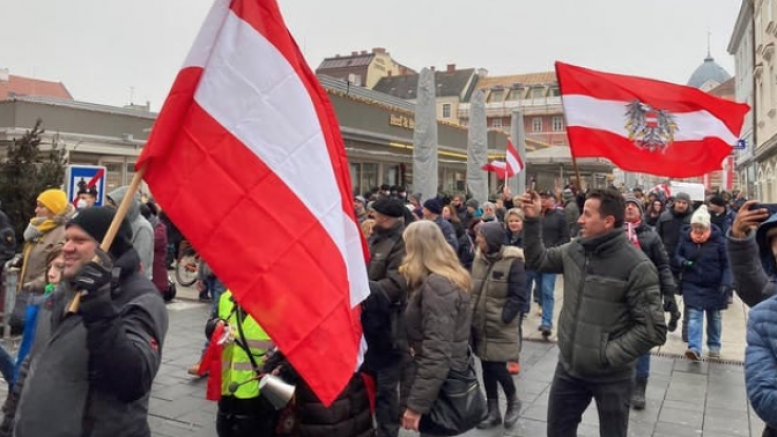 Avusturya Wr. Neustadt’da Korona Protestosuna 2 bin kişi katıldı