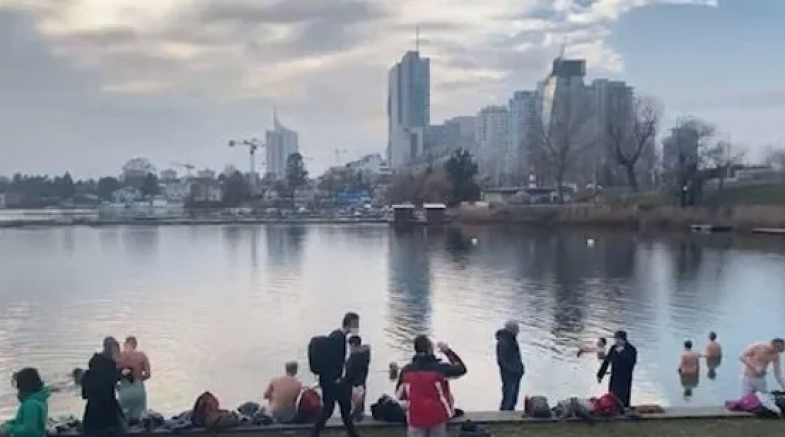 Viyana’da buz gibi soğuğu aldırış etmeden Tuna’da yüzdüler