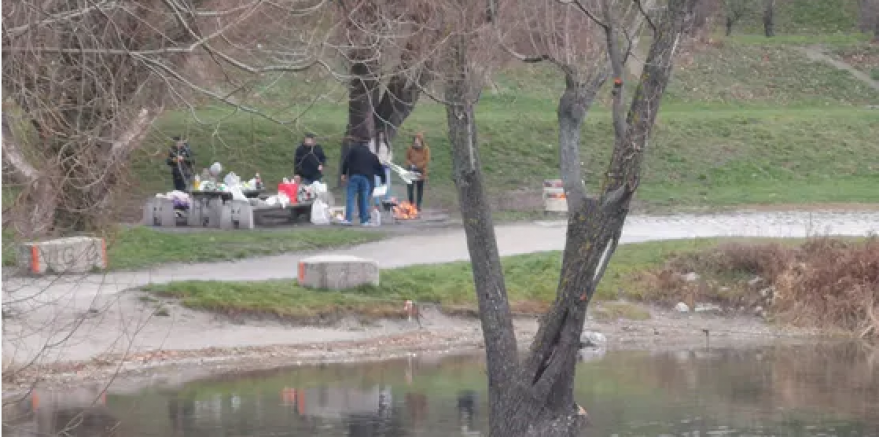 Viyana’da  tedbirleri aldırış etmeden Tuna nehri civarında mangal yaptılar