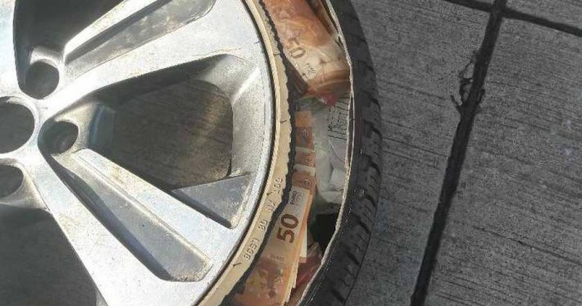 Almanya gümrüğünde Hollandalı sürücünün yedek lastiğin içinde 350 bin Euro bulundu