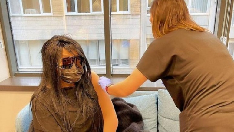 Usta sanatçı Bülent Ersoy koronavirüs aşısı oldu