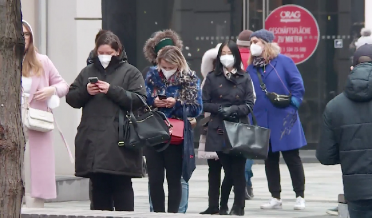 Viyana’da dükkanların önünde metrelerce kuyruklar oluştu