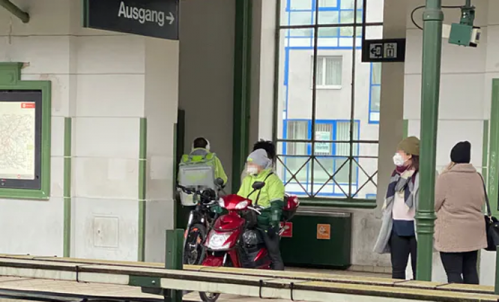Viyana: Yemek dağıtım şirket personeli mopedle metroyu bekliyor