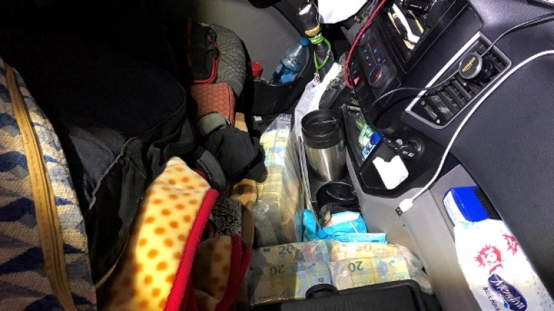 Almanya Karlsruhe’de Türk Plakalı minübisten 400 bin Euro çıktı