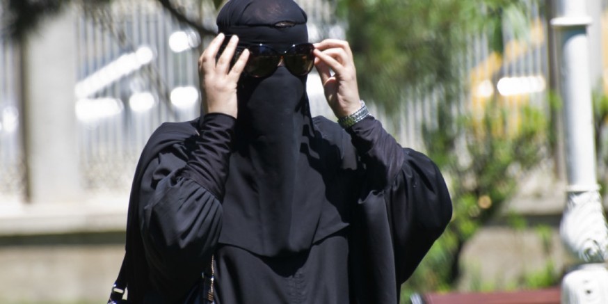 İsviçre’de peçe yasağı referandumla kabul edildi