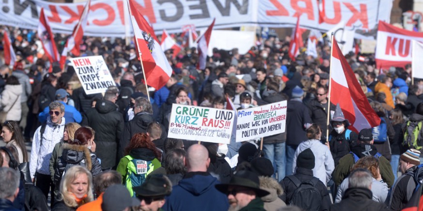 Viyana’da binlerce gösterici Kovid-19 önlemlerini protesto etti