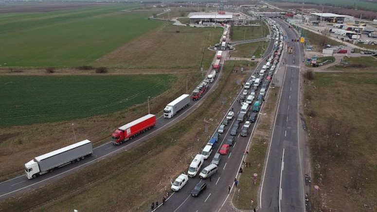 Macaristan’dan Avusturya’ya girişte kilometrelerce kuyruk var