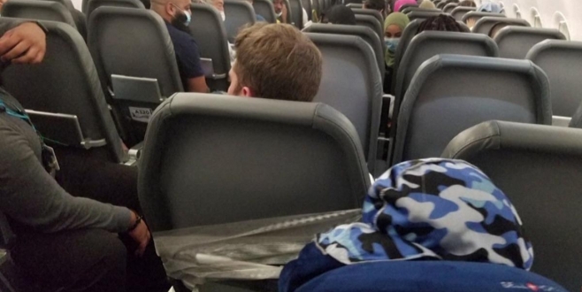 ABD’de uçuş görevlilerine saldıran yolcu koltuğa bantlandı