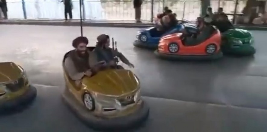 Afganistan | Kabil’e giren Taliban militanları lunaparkta eğlendi