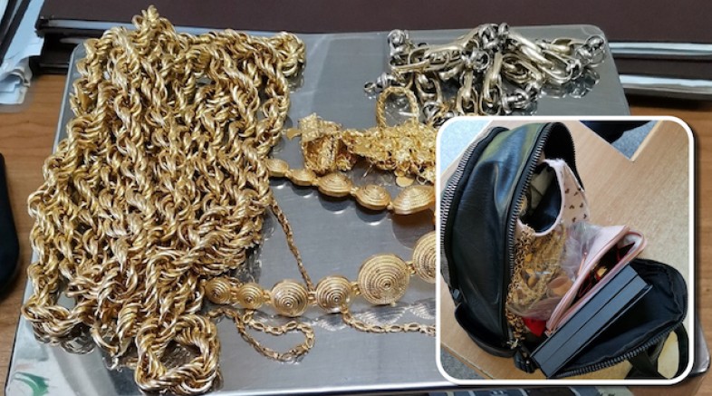 Sırbistan’da sınırında polis bir yolcunun 23 bin Euro değerinde 760 Gram altın takılarına el koydu