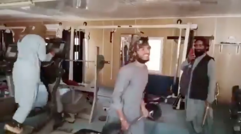 Taliban Üyeleri Afganistan Başkanlık Sarayının Spor Salonunda sırtında roketle spor yaptı