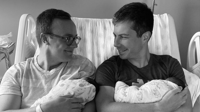 ABD Ulaştırma Bakanı Pete Buttigieg, partneriyle evlat edindikleri bebeklerin dünyaya geldiğini duyurdu