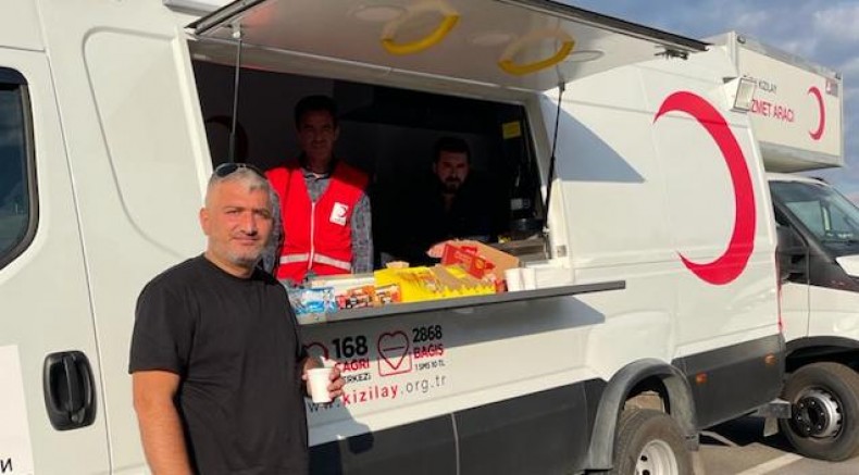 Türk Kızılayı Bulgaristan Kalotina sınır kapısında Gurbetçilere ikramlarda bulunuyor