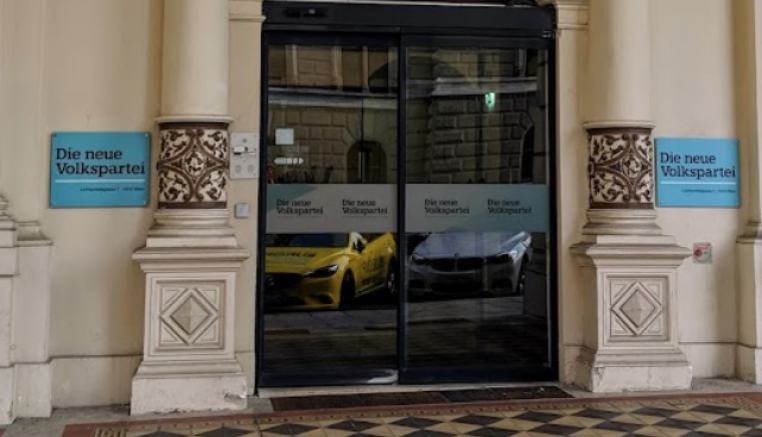 Avusturya’da iktidar partisine polis baskını