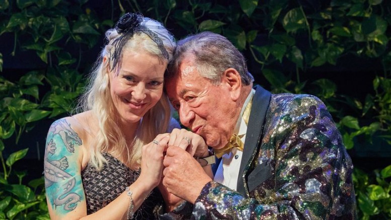 Viyanalı 89 yaşındaki Milyarder Lugner kendisinden 50 yaş küçük Simone ile nişanlandı