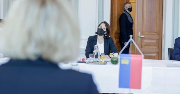 Avusturya Anayasa Bakanı Edtstadler: Aşılar etkiliyse zorunlu aşılama olabilir