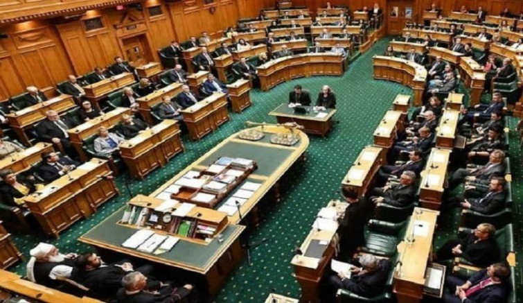 Yeni Zelanda’da politikacıların maaşlarına 3 yıl daha zam yapılmayacak