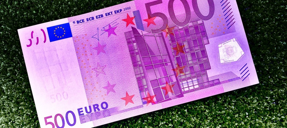 Avusturya’da aşı olanlara 500 Euro değerinde hediye çeki verilecek