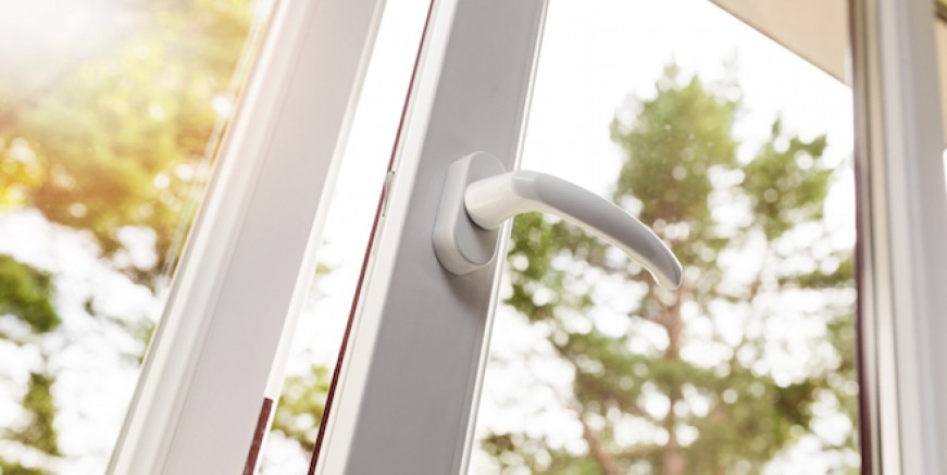 Avusturya’da 2 yaşındaki çocuk ikinci kattan düştü! Çocuk hiçbir şey olmamış gibi kalkarak kapıya yürüdü