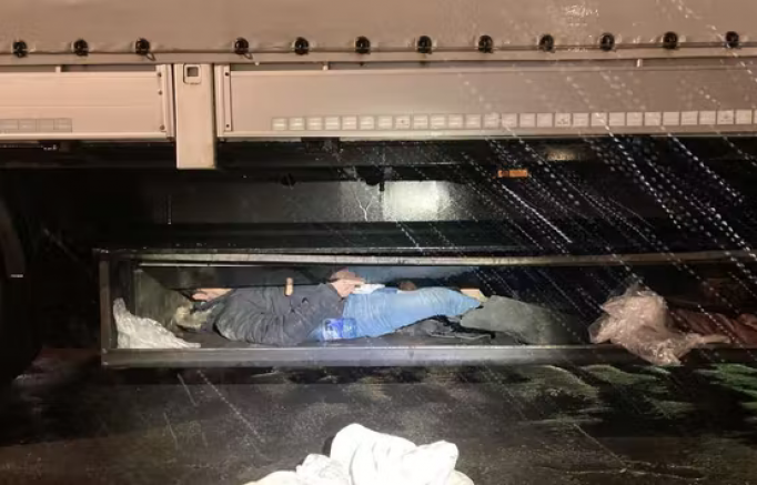 Türkiye’den Avusturya’ya Tırın korku kutusu’nda kaçak gelen 8 kişi yakalandı