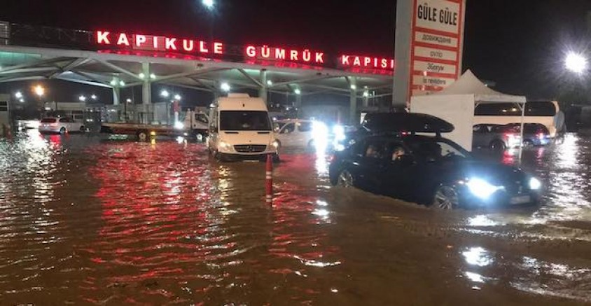 Kapıkule sınırında sel: Yollar kapandı araçlar mahsur kaldı