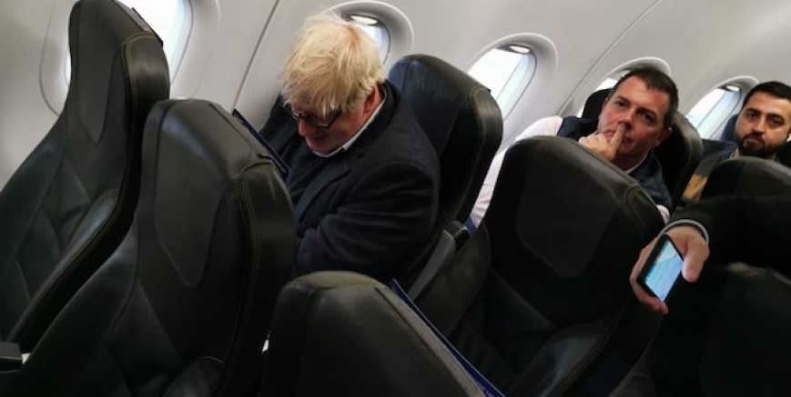 İngiltere’nin eski başbakanı Johnson Pegasus’un ekonomik sınıfında Türkiye’ye uçtu