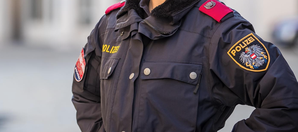 Avusturya Innsbruck’da Cezayir uyruklu bir adam polis memurunun kalçasını ısırdı