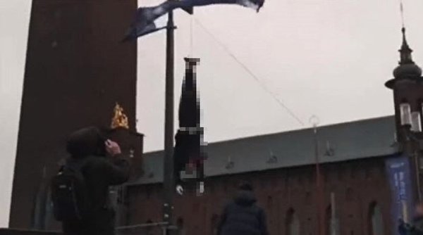 İsveç’in göbeğinde Cumhurbaşkanı Erdoğan’ın maketini astılar! NATO dilenen ülkede PKK at koşturuyor