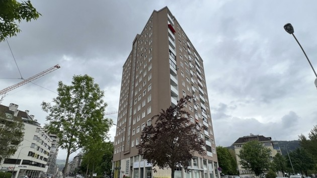 Avusturya’nın Innsbruck şehrinde Afgan uyruklu bir adam 13. Kattan çocuğuyla birlikte atlamak istedi