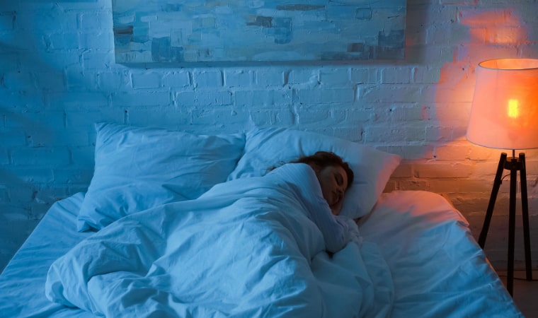 56 yaşındaki adam yatakta gördüğü eşini tanıyamadı hemen polisi aradı