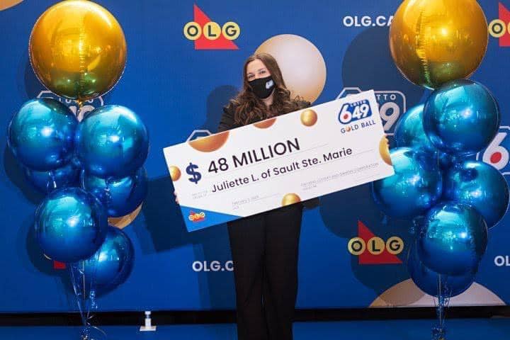 18 yaşında genç kız ilk kez sayısal loto oynadı ve 48 milyon dolar ikramiye kazandı