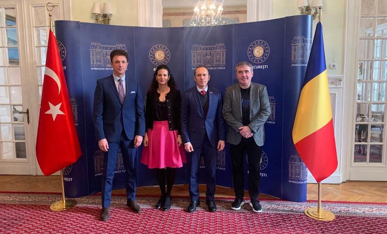 Eski futbolcular Hagi ve Popescu depremzedeler için Romanya Başkonsolosluğu’na 50 bin Euro bağışta bulundu!