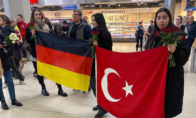 Türkiye’den dönen Alman arama kurtarma ekibi Frankfurt Havalimanı’nda çiçeklerle karşılandı