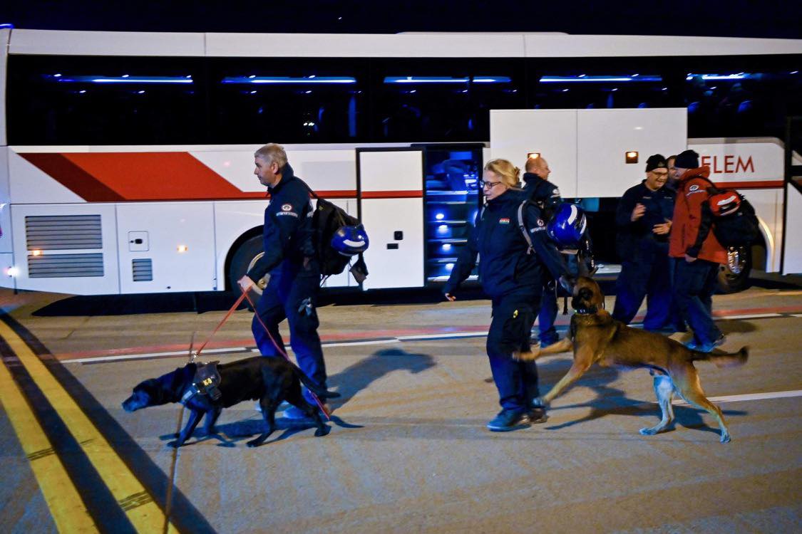 Macaristan’dan Türkiye’deki deprem bölgesine gelen 156 kurtarma görevlisi ve 28 arama köpeği ülkelerine geri döndü