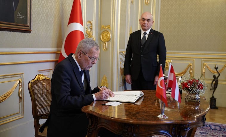 Avusturya Cumhurbaşkanı Van der Bellen, Viyana Büyükelçiliğindeki Taziye Defterini İmzaladı