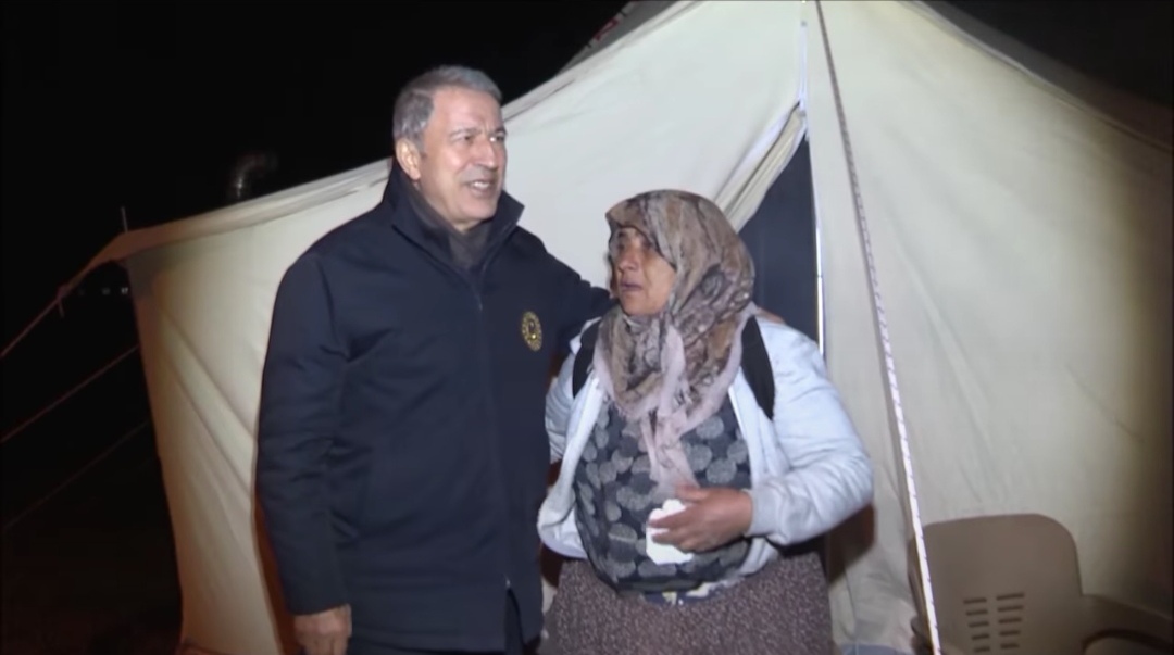 Bakan Akar, Hakkari’de şehit olan Er Ömer Küçük’ün ailesini Kahramanmaraş’ta çadırda ziyaret etti