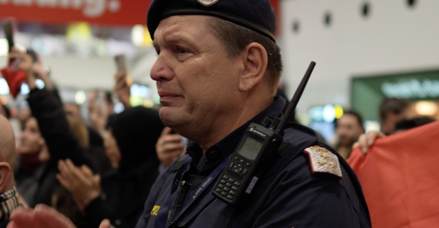 Avusturyalı Polis, Viyana Büyükelçisi Ozan Ceyhun ile Konuşurken Gözyaşlarını Tutamadı