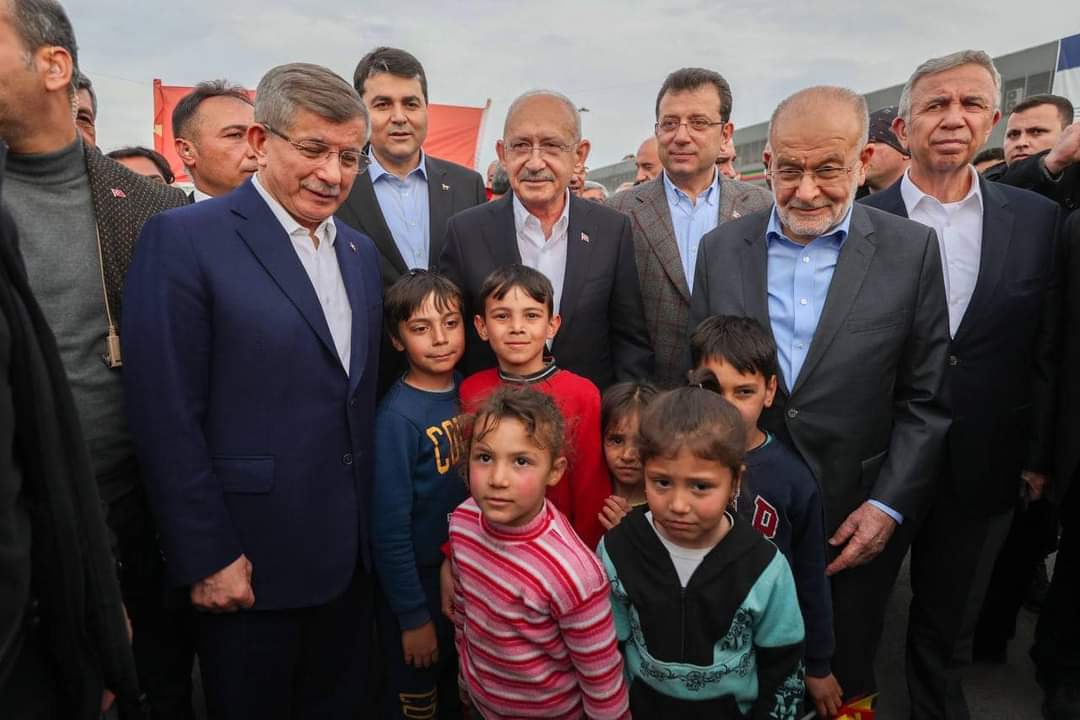 Kemal Kılıçdaroğlu Cumhur İttifakı’nın liderleri olarak buradaydız! Davutoğlu gülümseyerek uyardı