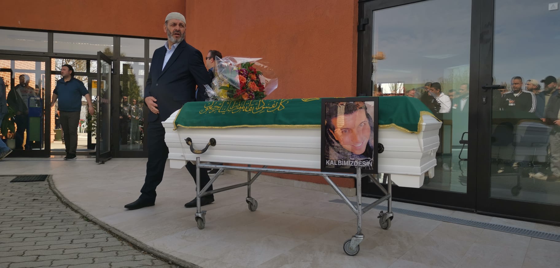 Viyana’nın sevilen ses sanatçısı Ünsal Konya son yolculuğuna uğurlandı… Sevenleri cenazeye akın etti
