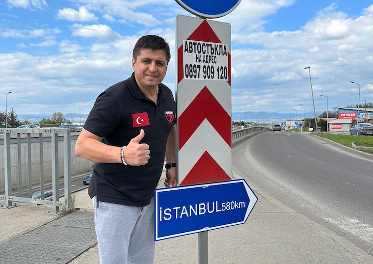Avrupa’nın Sıla yolu duayeni Ahmet Serttaş bir ilke imza attı! Bulgaristan’a İstanbul tabelasını taktı