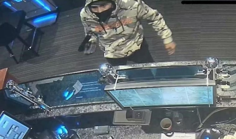 Viyana Polisi Resimdeki Aranan Soyguncuyu Bildirene 1.000 Euro Ödül Veriyor