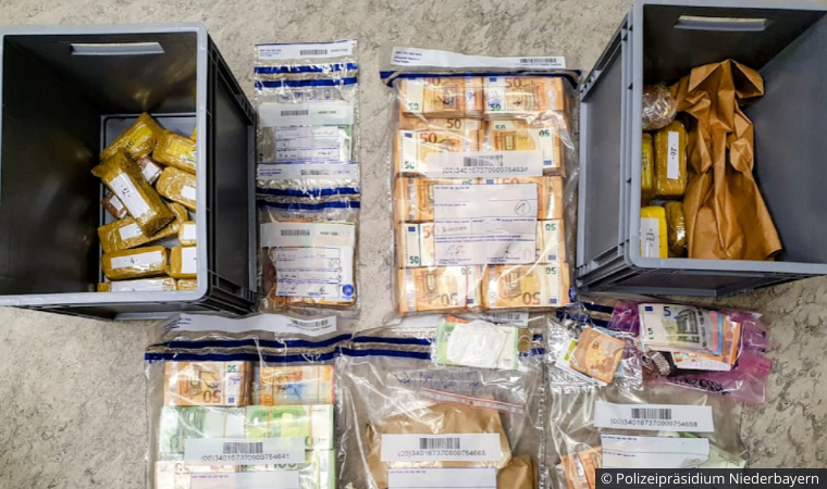 Almanya’dan Türkiye’ye giden otomobilde 50 kilo altın ve 500.000 Euro ele geçirildi