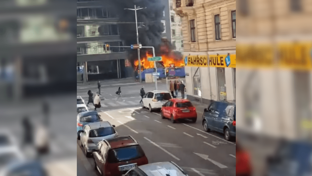 Viyana Praterstern’de Tur Otobüsü Alev Aldı: Şoför Hastaneye Kaldırıldı