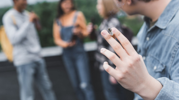 Viyana’da Kendi Balkonunda Sigara İçen Adam, Komşusu Tarafından Dava Edildi – 13.000 Euro Ödeyecek