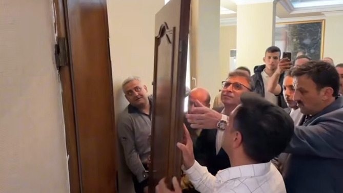 İskenderun belediye başkanı Mehmet Dönmez makam odasının kapısını söktü 