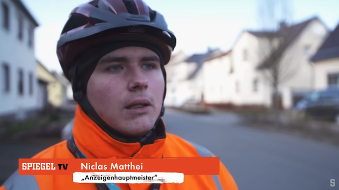 Almanya’da Yanlış Park Edenleri İhbar Eden Gence Saldırı: Anzeigenhaupmeister Matthei Yumruk Yedi