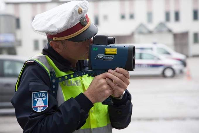 Avusturya’nın Tirol eyaletinde 130 Km/s Hızla Yakalanan Sürücünün Hem Ehliyetine Hem de Arabasına El Konuldu 